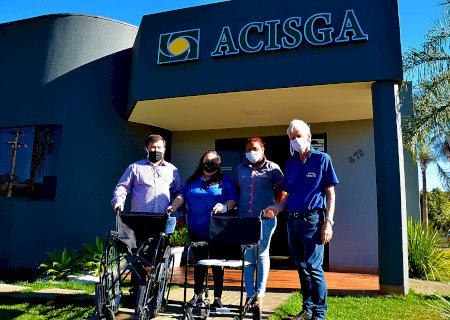 ACISGA entrega doação de cadeira de Rodas à Fundação João 15