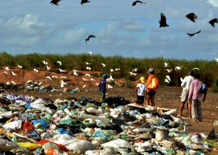 Metade das cidades brasileiras ainda despeja lixo a céu aberto