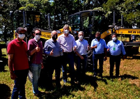 Vereadores Fernando Rocha e Luizinho Freitas, acompanham o prefeito na entrega de moto niveladora para o município