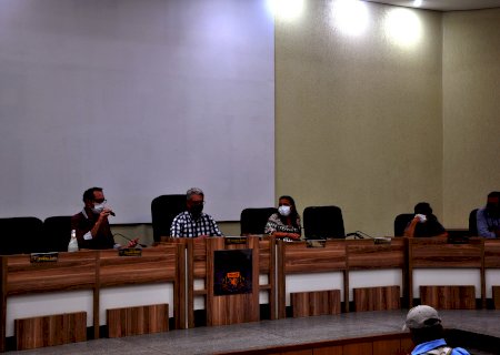 A pedido do presidente da Câmara, Executivo esclarece situações de obras paralisadas.