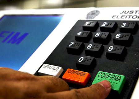 Deputados pressionam para atropelar comissão e votar distritão mais rápido