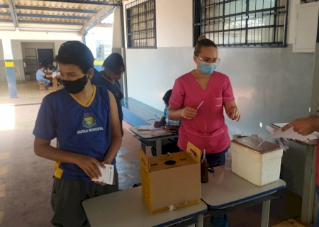 Equipes do setor de imunização da Prefeitura de São Gabriel realizam vacinação de crianças e adolescentes nas escolas