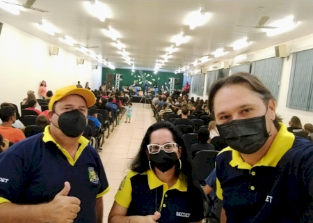 Noite de cordas encantou público em apresentação recheada de nostalgia no auditório da prefeitura municipal.