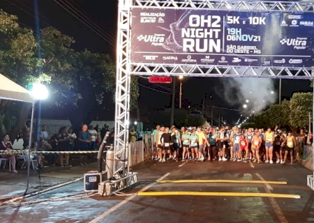 Mais de 200 atletas invadiram as ruas de São Gabriel do Oeste em corrida noturna no último fim de semana.