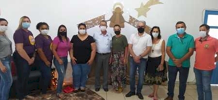 Presidente da Câmara prestigia o encerramento do curso de pintura em tela da AUFI.