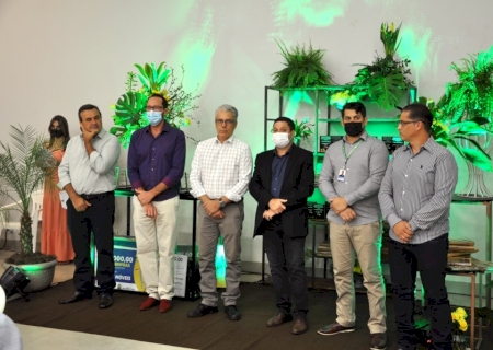 Vereadores participam de homenagens a empresas com anos de história e atuação em São Gabriel do Oeste.