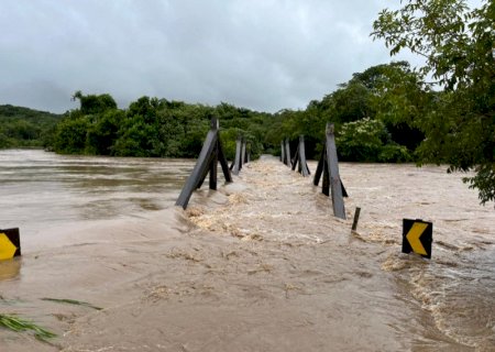 Ponte entre São Gabriel do Oeste e Camapuã segue interditada aguardando laudos iniciais para levantamento da extensão dos danos.
