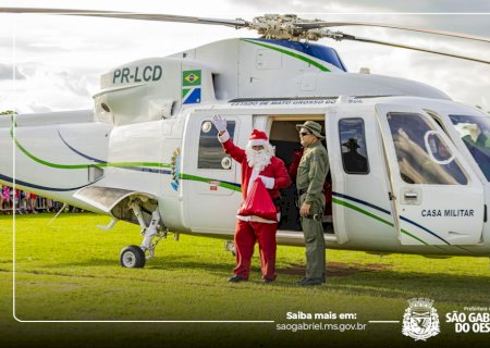 População se encanta com chegada do Papai Noel de helicóptero