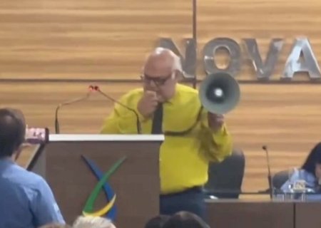 VÍDEO: Vereador usa megafone para cobrar prefeitura durante sessão em MS