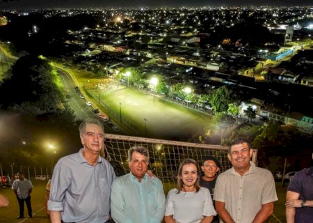 Ao lado da prefeita Adriane e do deputado Dagoberto, Ademir Santana entrega reforma do campo do Bonança